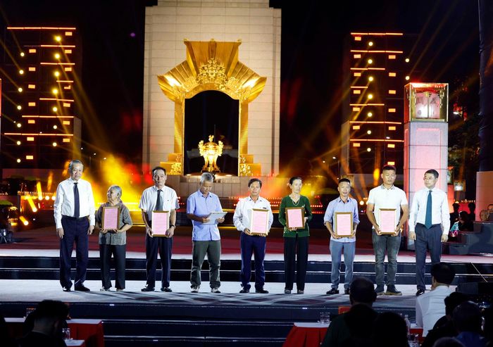 Tổng Bí thư, Chủ tịch nước Tô Lâm và Thủ tướng Lê Minh Hưng trao chứng nhận kết quả giám định ADN cho thân nhân các gia đình liệt sĩ, tại điểm cầu Hà Nội. Ảnh: Thống Nhất - TTXVN