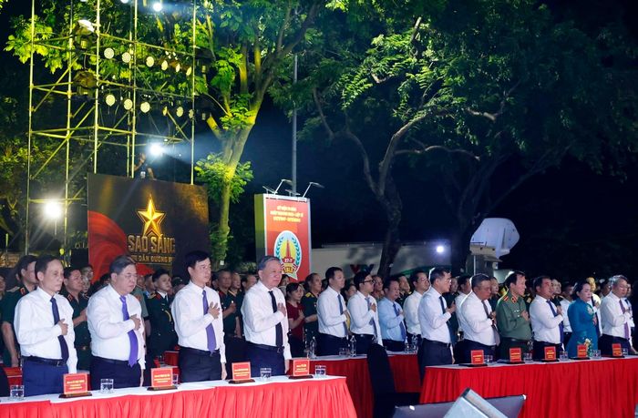 Tổng Bí thư, Chủ tịch nước Tô Lâm, Thủ tướng Lê Minh Hưng và các đại biểu tại điểm cầu Hà Nội. Ảnh: Thống Nhất- TTXVN