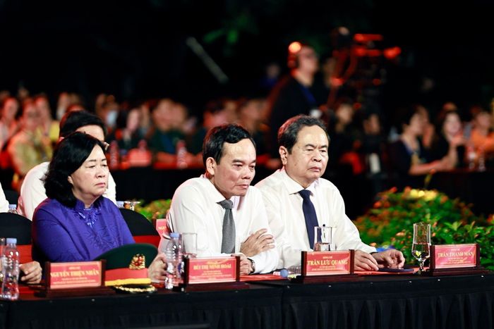 Chủ tịch Quốc hội Trần Thanh Mẫn và đại biểu dự Chương trình cầu truyền hình tại Công viên Lê Thị Riêng, Thành phố Hồ Chí Minh. Ảnh: Doãn Tấn - TTXVN
