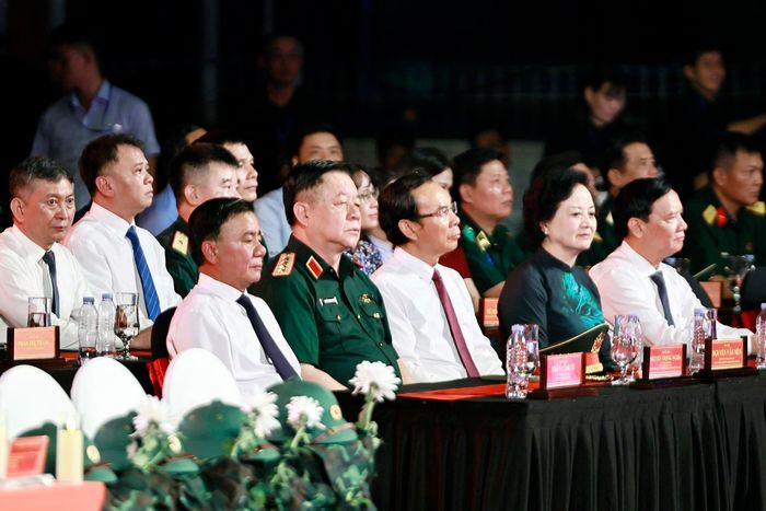 Thường trực Ban Bí thư Trần Cẩm Tú và đại biểu dự Chương trình cầu truyền hình tại Công viên Lê Thị Riêng, Thành phố Hồ Chí Minh. Ảnh: Doãn Tấn - TTXVN