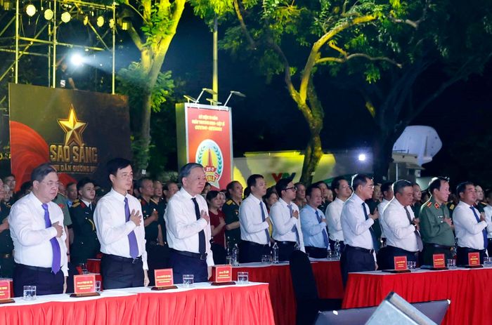 Tổng Bí thư, Chủ tịch nước Tô Lâm, Thủ tướng Lê Minh Hưng và các đại biểu tại điểm cầu Hà Nội. Ảnh: Thống Nhất- TTXVN