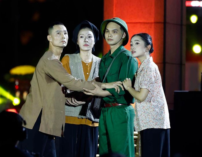 Tiết mục tại điểm cầu Hà Nội. Ảnh: Thống Nhất- TTXVN