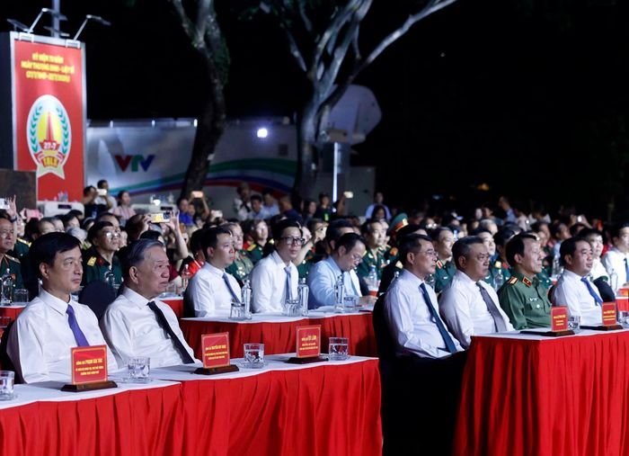 Tổng Bí thư, Chủ tịch nước Tô Lâm, Thủ tướng Lê Minh Hưng và các đại biểu tại điểm cầu Hà Nội. Ảnh: Thống Nhất- TTXVN