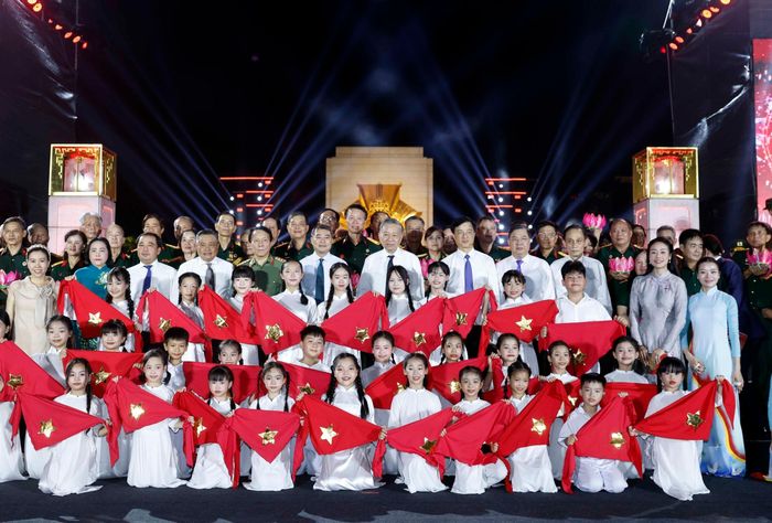 Tổng Bí thư, Chủ tịch nước Tô Lâm, Thủ tướng Lê Minh Hưng và các đại biểu tại điểm cầu Hà Nội. Ảnh: Thống Nhất - TTXVN