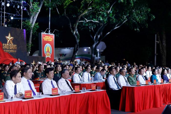 Tổng Bí thư, Chủ tịch nước Tô Lâm, Thủ tướng Lê Minh Hưng và các đại biểu tại điểm cầu Hà Nội. Ảnh: Thống Nhất- TTXVN