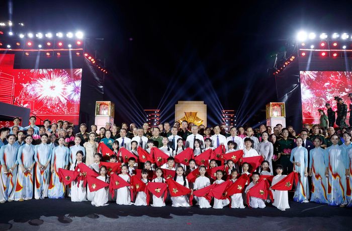 Tổng Bí thư, Chủ tịch nước Tô Lâm, Thủ tướng Lê Minh Hưng và các đại biểu tại điểm cầu Hà Nội. Ảnh: Thống Nhất - TTXVN