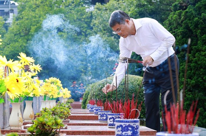 Thủ tướng Lê Minh Hưng đến dâng hương, hoa tưởng niệm tại Nhà tưởng niệm Chủ tịch Hồ Chí Minh, Di tích Đồi E2; dâng hương các Anh hùng liệt sĩ tại Đền thờ Liệt sĩ Chiến trường Điện Biên Phủ và Nghĩa trang Liệt sĩ Quốc gia A1. Ảnh: Dương Giang – TTXVN
