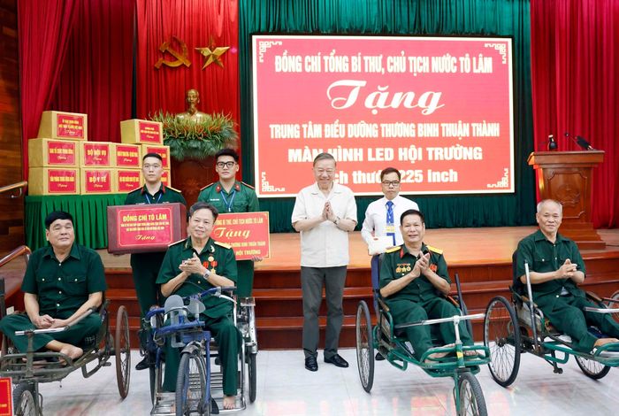 Tổng Bí thư, Chủ tịch nước Tô Lâm và đại biểu với cán bộ và thương binh, bệnh binh tại Trung tâm Điều dưỡng thương binh Thuận Thành. Ảnh: Thống Nhất – TTXVN