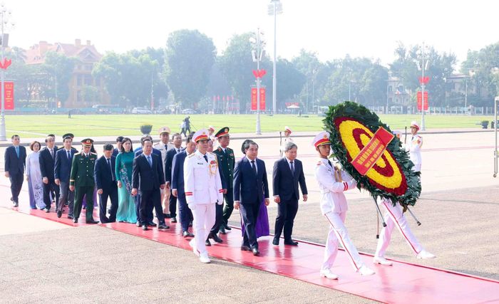 Đoàn đại biểu Thành ủy, HĐND, UBND, MTTQ Việt Nam thành phố Hà Nội đến đặt vòng hoa và vào Lăng viếng Chủ tịch Hồ Chí Minh. Ảnh: Phạm Kiên - TTXVN
