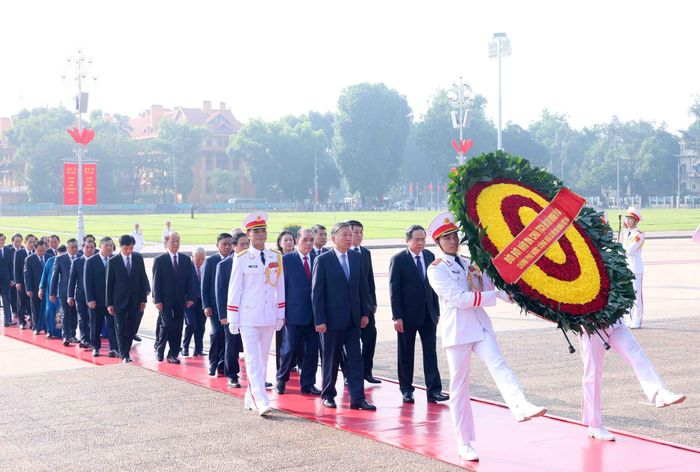 Đoàn đại biểu Ban Chấp hành Trung ương Đảng, Chủ tịch nước, Quốc hội, Chính phủ đến đặt vòng hoa và vào Lăng viếng Chủ tịch Hồ Chí Minh. Ảnh: Phạm Kiên - TTXVN