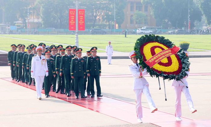 Đoàn đại biểu Quân ủy Trung ương - Bộ Quốc phòng đến đặt vòng hoa và vào Lăng viếng Chủ tịch Hồ Chí Minh. Ảnh: Phạm Kiên - TTXVN