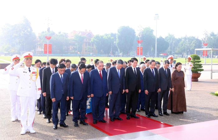 Đoàn đại biểu Ban Chấp hành Trung ương Đảng, Chủ tịch nước, Quốc hội, Chính phủ đến đặt vòng hoa và vào Lăng viếng Chủ tịch Hồ Chí Minh. Ảnh: Phạm Kiên - TTXVN