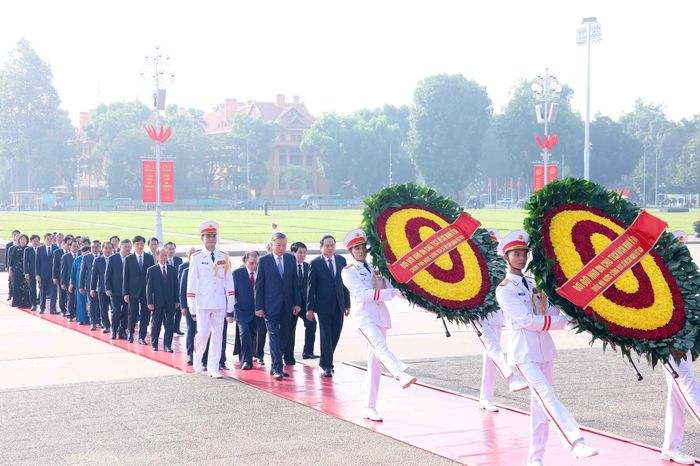 Đoàn đại biểu Ban Chấp hành Trung ương Đảng, Chủ tịch nước, Quốc hội, Chính phủ đến đặt vòng hoa và vào Lăng viếng Chủ tịch Hồ Chí Minh. Ảnh: Phạm Kiên - TTXVN