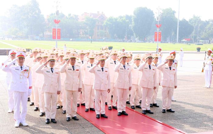 Đoàn đại biểu Đảng ủy Công an Trung ương - Bộ Công an đến đặt vòng hoa và vào Lăng viếng Chủ tịch Hồ Chí Minh. Ảnh: Phạm Kiên - TTXVN