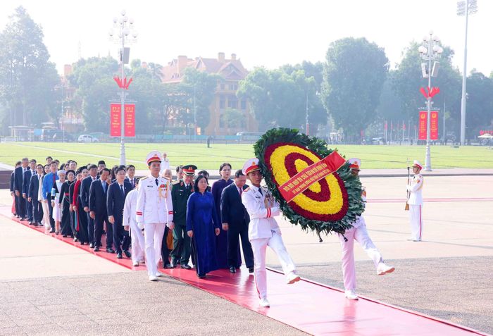 Đoàn đại biểu Ủy ban Trung ương Mặt trận Tổ quốc Việt Nam đến đặt vòng hoa và vào Lăng viếng Chủ tịch Hồ Chí Minh. Ảnh: Phạm Kiên - TTXVN