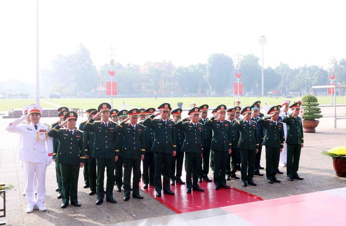 Đoàn đại biểu Quân ủy Trung ương - Bộ Quốc phòng đến đặt vòng hoa và vào Lăng viếng Chủ tịch Hồ Chí Minh. Ảnh: Phạm Kiên - TTXVN
