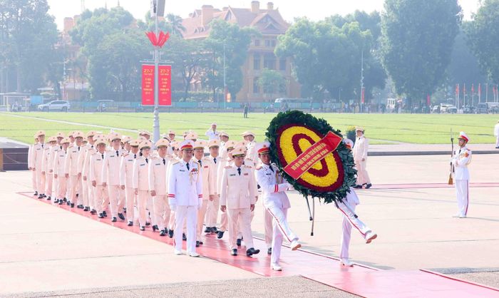 Đoàn đại biểu Đảng ủy Công an Trung ương - Bộ Công an đến đặt vòng hoa và vào Lăng viếng Chủ tịch Hồ Chí Minh. Ảnh: Phạm Kiên - TTXVN