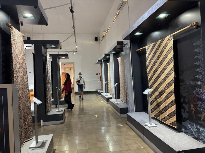 Batik Yogyakarta và Solo mang với những họa tiết đậm dấu ấn văn hóa cung đình Java Ảnh: Đỗ Quyên – PV TTXVN tại Indonesia