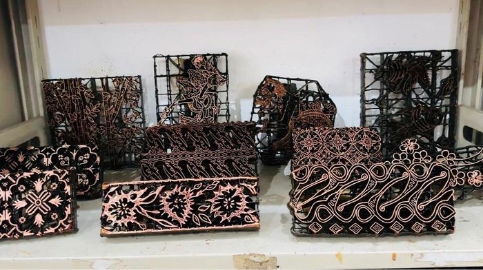 Bộ sưu tập khuôn in hoa văn batik cổ bằng đồng. Ảnh: Đỗ Quyên – PV TTXVN tại Indonesia