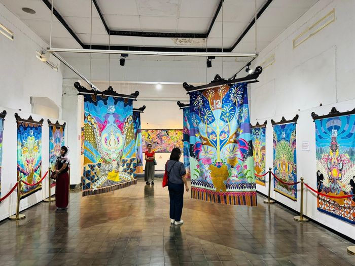 Khu trưng bày Batik Pekalongan với những gam màu rực rỡ và hoa văn phong phú. Ảnh: Đỗ Quyên – PV TTXVN tại Indonesia