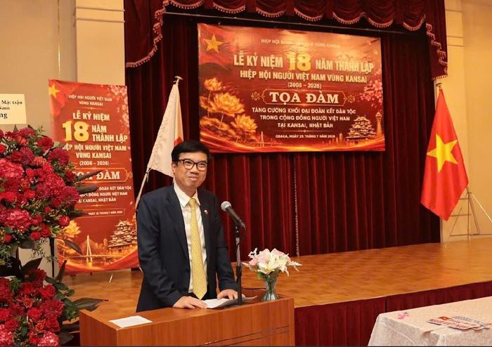 Tổng Lãnh sự Việt Nam tại Osaka Nguyễn Trường Sơn ghi nhận và đánh giá cao những đóng góp của Hiệp hội Người Việt Nam vùng Kansai trong suốt 18 năm qua