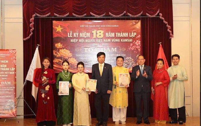 Các gương mặt tiêu biểu của Hiệp hội Người Việt Nam vùng Kansai nhận bằng khen tại sự kiện