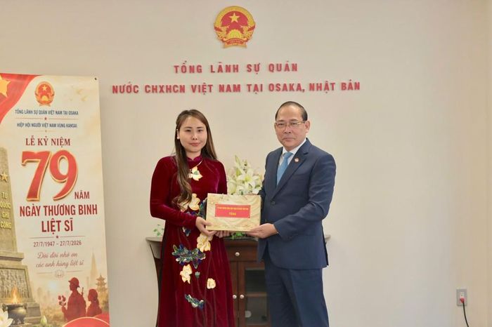 Đồng chí Hoàng Công Thủy, Phó Chủ tịch Ủy ban Trung ương Mặt trận Tổ quốc Việt Nam trao quà lưu niệm cho Hiệp hội người Việt Nam vùng Kansai