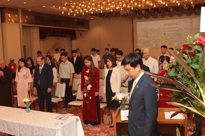 Các đại biểu đã dành phút mặc niệm, bày tỏ lòng biết ơn sâu sắc đối với những người đã hy sinh vì độc lập, tự do của Tổ quốc.