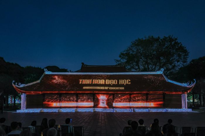 Trong không gian linh thiêng của Văn Miếu – Quốc Tử Giám (Hà Nội), tour đêm đang mở ra một cách tiếp cận mới với di sản khi kết hợp hài hòa giữa giá trị truyền thống và công nghệ số hiện đại. Thông qua hệ thống ánh sáng, trình chiếu mapping, thực tế ảo và các hoạt động trải nghiệm tương tác, di sản không còn “tĩnh” mà trở nên sống động, gần gũi hơn với khách tham quan. Đây là một trong những hướng đi cụ thể hóa tinh thần Nghị quyết 57 về chuyển đổi số và phát triển công nghiệp văn hóa, góp phần làm mới sản phẩm du lịch Thủ đô, đồng thời lan tỏa giá trị văn hiến Thăng Long trong đời sống đương đại. Ảnh: Phạm Tuấn Anh - TTXVN