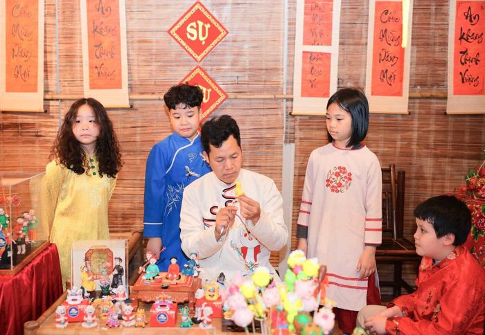 Sáng 13/2/2026, tại Hà Nội, UBND phường Cửa Nam tổ chức lễ khai mạc Phố sách Xuân Bính Ngọ 2026 với chủ đề “Sách mở lộc xuân - Chào kỷ nguyên mới”. Đây là hoạt động đầu tiên tại không gian văn hóa Phố sách Hà Nội, với ước vọng mở ra hành trình mới - hành trình của tri thức, sáng tạo và khát vọng vươn xa trong năm 2026. Ảnh: Hoàng Hiếu - TTXVN