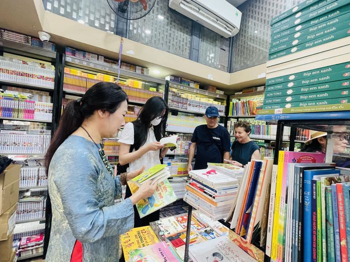 Hưởng ứng Ngày Sách và Văn hóa đọc Việt Nam lần thứ 5 năm 2026, ngày 21/4/2026, tại Phố Sách Hà Nội, 14 đơn vị xuất bản, phát hành cùng các chuyên gia, nhà nghiên cứu phối hợp với UBND phường Cửa Nam tổ chức Tọa đàm “Sách và công nghiệp văn hóa” trong phiên khai mạc Hội sách và Văn hóa đọc thành phố Hà Nội năm 2026. Ảnh: Tuyết Mai - TTXVN