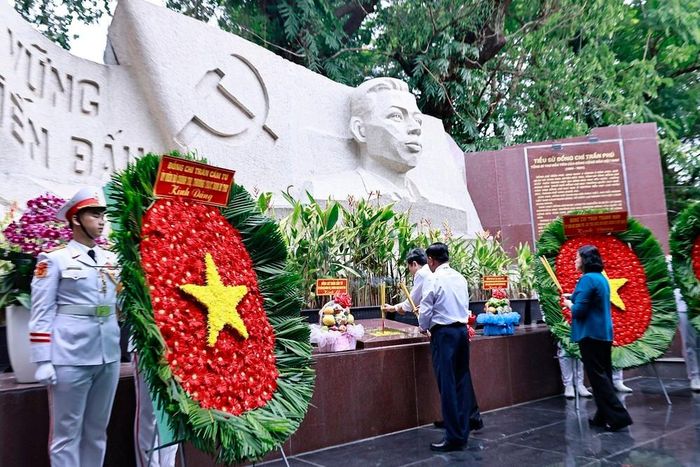 Chủ tịch Quốc hội Trần Thanh Mẫn dâng hoa, dâng hương tại Tượng đài cố Tổng Bí thư Trần Phú. Ảnh: Doãn Tấn - TTXVN