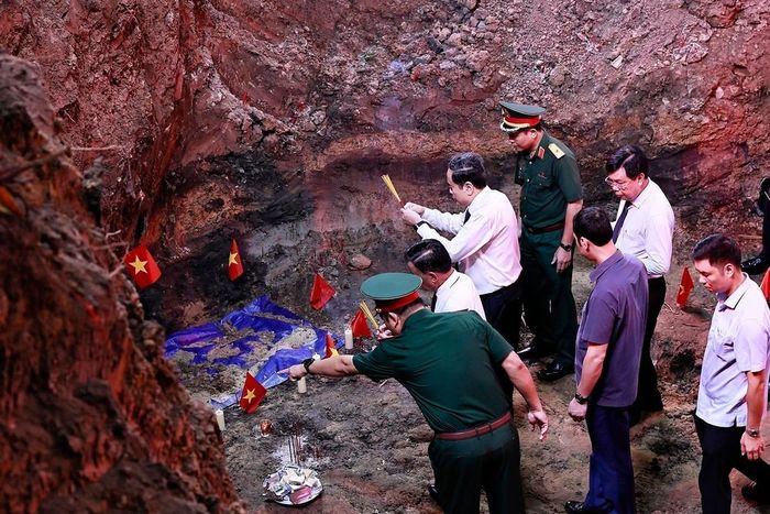Chủ tịch Quốc hội Trần Thanh Mẫn thăm khu tìm kiếm, quy tập hài cốt liệt sĩ tại Công viên Lê Thị Riêng (Thành phố Hồ Chí Minh). Ảnh: Doãn Tấn - TTXVN
