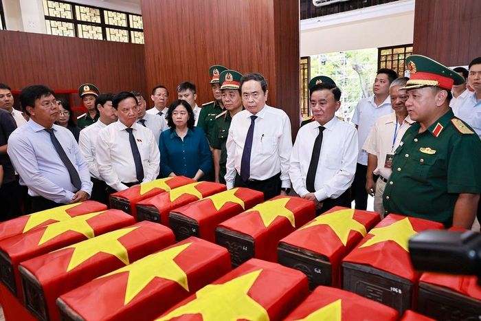 Chủ tịch Quốc hội Trần Thanh Mẫn, Thường trực Ban Bí thư Trần Cẩm Tú và đại biểu dâng hoa, dâng hương tưởng niệm các liệt sĩ tại Nhà quàn hài cốt liệt sĩ. Ảnh: Doãn Tấn - TTXVN