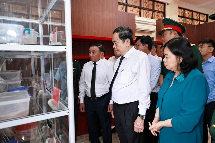Chủ tịch Quốc hội Trần Thanh Mẫn, Thường trực Ban Bí thư Trần Cẩm Tú thăm, động viên các lực lượng tham gia tìm kiếm, quy tập hài cốt liệt sĩ tại Công viên Lê Thị Riêng. Ảnh: Doãn Tấn - TTXVN