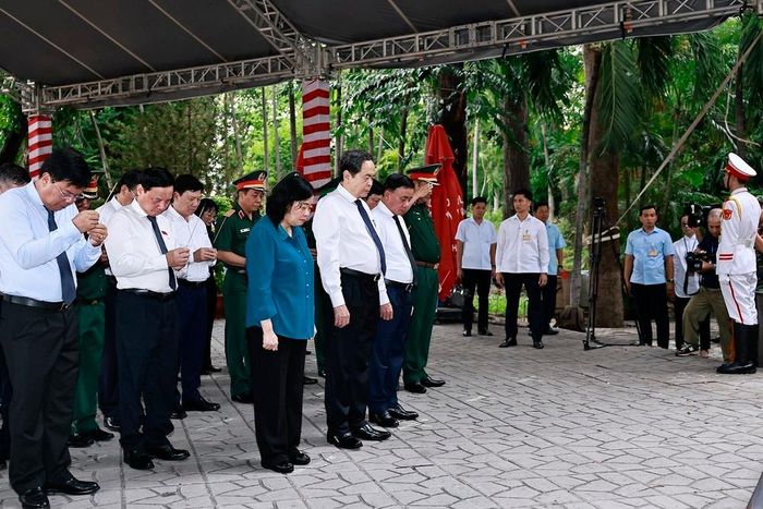 Chủ tịch Quốc hội Trần Thanh Mẫn và Thường trực Ban Bí thư Trần Cẩm Tú dâng hoa, dâng hương tại Tượng đài cố Tổng Bí thư Trần Phú. Ảnh: Doãn Tấn - TTXVN