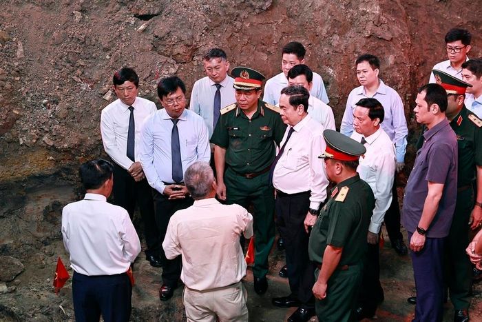 Chủ tịch Quốc hội Trần Thanh Mẫn thăm, động viên các lực lượng tham gia tìm kiếm, quy tập hài cốt liệt sĩ tại Công viên Lê Thị Riêng. Ảnh: Doãn Tấn - TTXVN