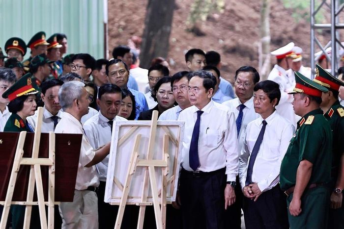 Chủ tịch Quốc hội Trần Thanh Mẫn thăm, động viên các lực lượng tham gia tìm kiếm, quy tập hài cốt liệt sĩ tại Công viên Lê Thị Riêng (Thành phố Hồ Chí Minh). Ảnh: Doãn Tấn - TTXVN