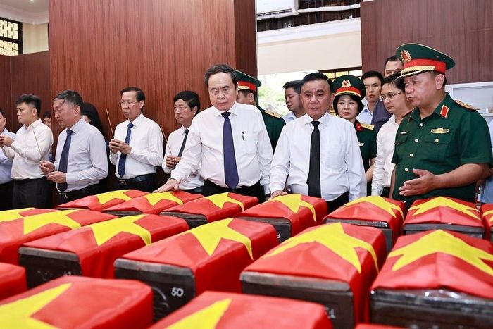 Chủ tịch Quốc hội Trần Thanh Mẫn, Thường trực Ban Bí thư Trần Cẩm Tú và đại biểu dâng hương tưởng niệm các liệt sĩ tại Nhà quàn hài cốt liệt sĩ. Ảnh: Doãn Tấn - TTXVN