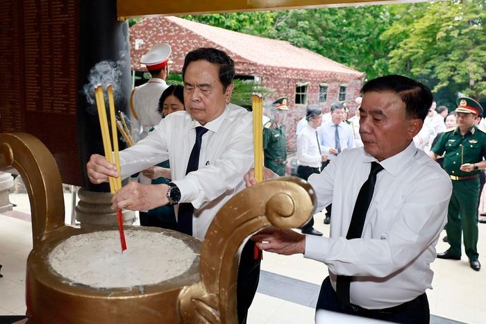 Chủ tịch Quốc hội Trần Thanh Mẫn và Thường trực Ban Bí thư Trần Cẩm Tú dâng hương tại Nhà bia tưởng niệm ghi danh liệt sĩ Quận 10. Ảnh: Doãn Tấn - TTXVN