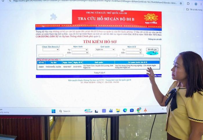 Hệ thống tra cứu hồ sơ cán bộ đi B tại trưng bày “Thanh xuân gửi lại”. Ảnh: BTC