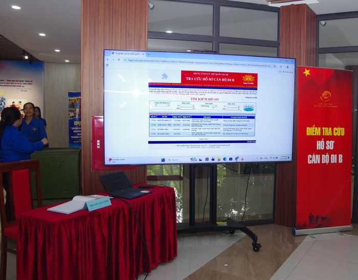 Điểm tra cứu hồ sơ cán bộ đi B tại trưng bày “Thanh xuân gửi lại". Ảnh: Đông Mai