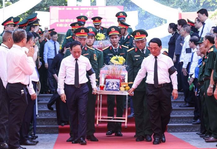 Trưởng Ban Tuyên giáo và Dân vận Trung ương Trịnh Văn Quyết, Bí thư Tỉnh ủy Tuyên Quang Hầu A Lềnh và các đại biểu thực hiện nghi thức đưa các liệt sĩ về nơi an nghỉ cuối cùng. Ảnh: Hoàng Hiếu - TTXVN