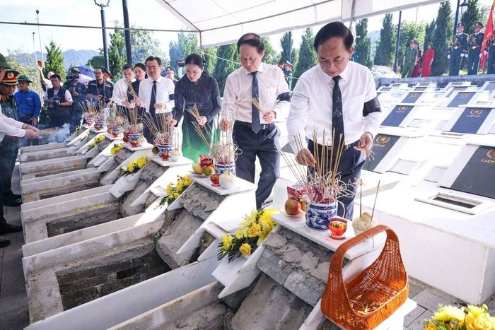 Trưởng Ban Tuyên giáo và Dân vận Trung ương Trịnh Văn Quyết, Trưởng Ban Chính sách, Chiến lược Trung ương Nguyễn Thanh Nghị, Giám đốc Học viện Chính trị Quốc gia Hồ Chí Minh Đoàn Minh Huấn cùng các đại biểu thắp hương tri ân các Anh hùng liệt sĩ. Ảnh: Hoàng Hiếu - TTXVN