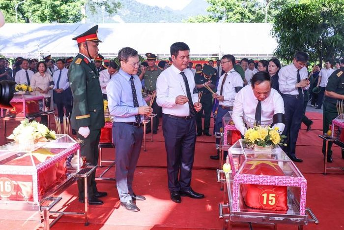 Trưởng Ban Tuyên giáo và Dân vận Trung ương Trịnh Văn Quyết và các đồng chí lãnh đạo Đảng, Nhà nước dâng hương tri ân các Anh hùng liệt sĩ. Ảnh: Hoàng Hiếu - TTXVN