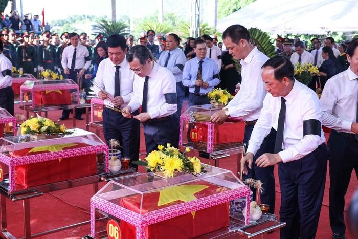 Lãnh đạo Đảng, Nhà nước dâng hương tri ân các Anh hùng liệt sĩ. Ảnh: Hoàng Hiếu - TTXVN
