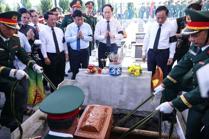 Trưởng Ban Tuyên giáo và Dân vận Trung ương Trịnh Văn Quyết, Trưởng Ban Chính sách, Chiến lược Trung ương Nguyễn Thanh Nghị, Giám đốc Học viện Chính trị Quốc gia Hồ Chí Minh Đoàn Minh Huấn cùng các đại biểu tham dự lễ an táng các liệt sĩ tại Nghĩa trang liệt sĩ Quốc gia Vị Xuyên. Ảnh: Hoàng Hiếu - TTXVN