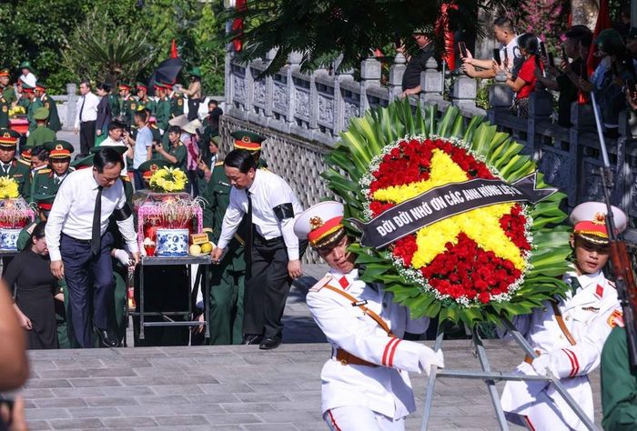 Trưởng Ban Tuyên giáo và Dân vận Trung ương Trịnh Văn Quyết, Bí thư Tỉnh ủy Tuyên Quang Hầu A Lềnh và các đại biểu thực hiện nghi thức đưa các liệt sĩ về nơi an nghỉ cuối cùng. Ảnh: Hoàng Hiếu - TTXVN