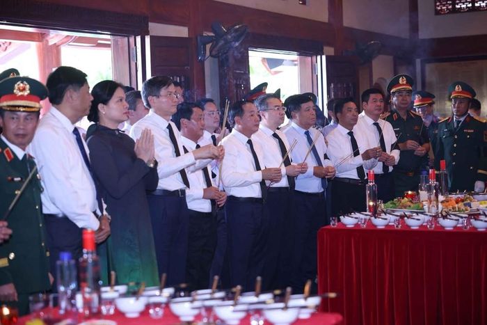 Trưởng Ban Tuyên giáo và Dân vận Trung ương Trịnh Văn Quyết, Trưởng Ban Chính sách, Chiến lược Trung ương Nguyễn Thanh Nghị, Giám đốc Học viện Chính trị Quốc gia Hồ Chí Minh Đoàn Minh Huấn cùng các đại biểu thắp hương tưởng niệm, tri ân các Anh hùng liệt sĩ. Ảnh: Hoàng Hiếu - TTXVN