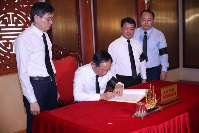 Trưởng Ban Tuyên giáo và Dân vận Trung ương Trịnh Văn Quyết ghi lưu bút. Ảnh: Hoàng Hiếu - TTXVN